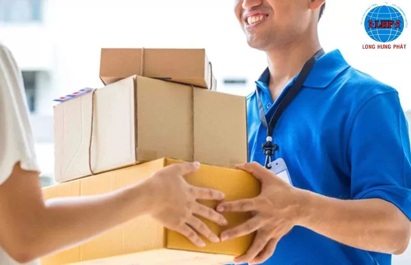 Nhân viên tiếp nhận hàng sẽ phân loại hàng hóa vận chuyển theo từng khu vực cụ thể